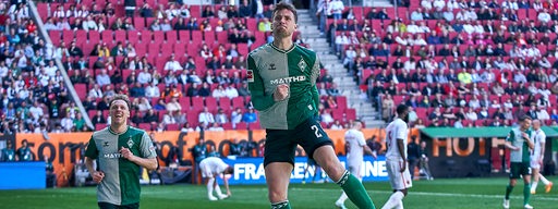 Werder-Joker Olivier Deman springt nach seinem Treffer gegen Augsburg jubelnd hoch.